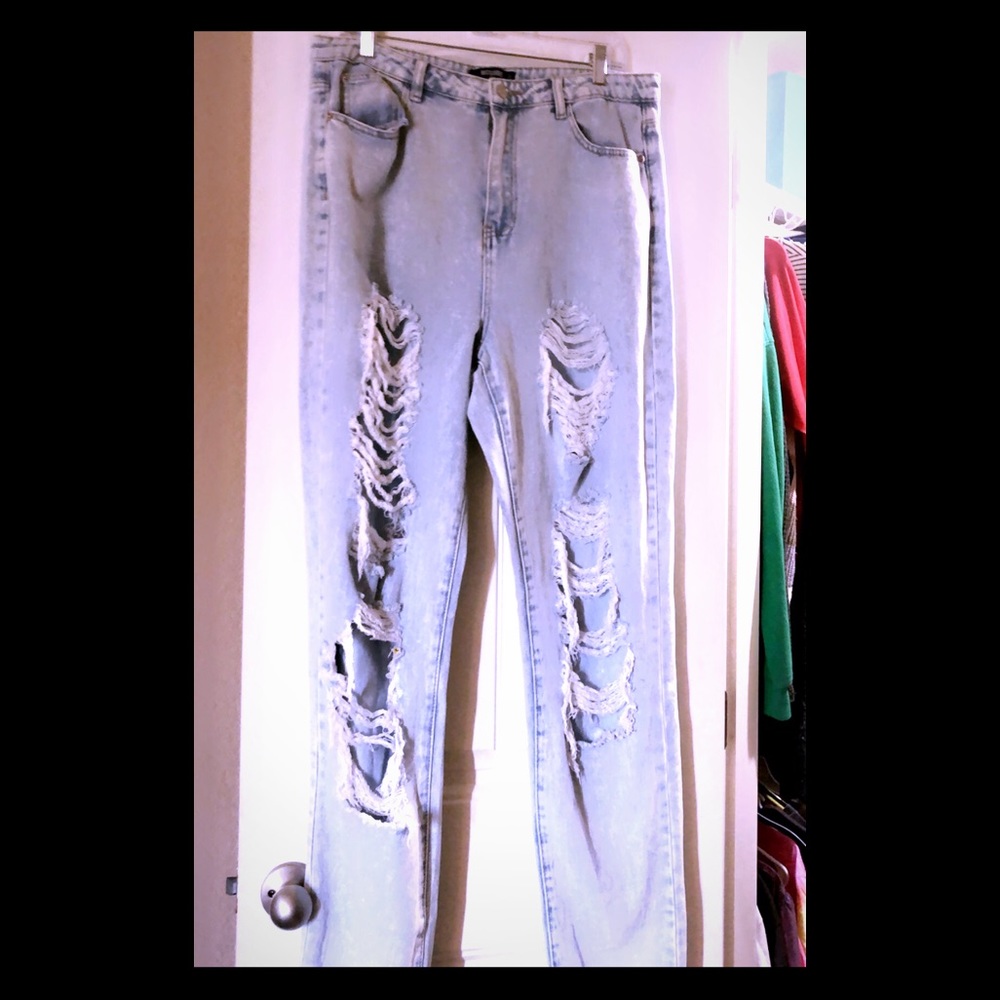 VINTAGE RIPPED MOM JEANS!!